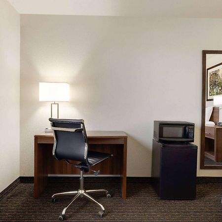 Travelodge By Wyndham Vaughn Экстерьер фото