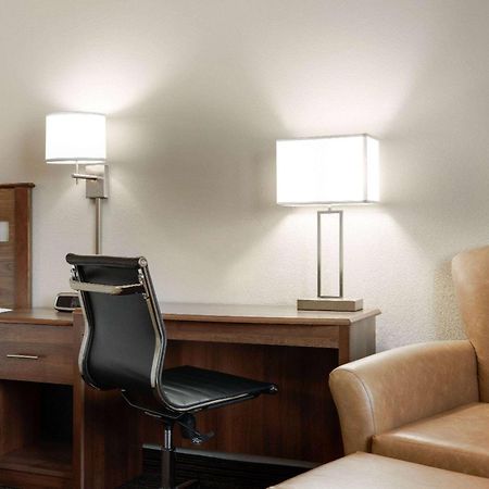 Travelodge By Wyndham Vaughn Экстерьер фото