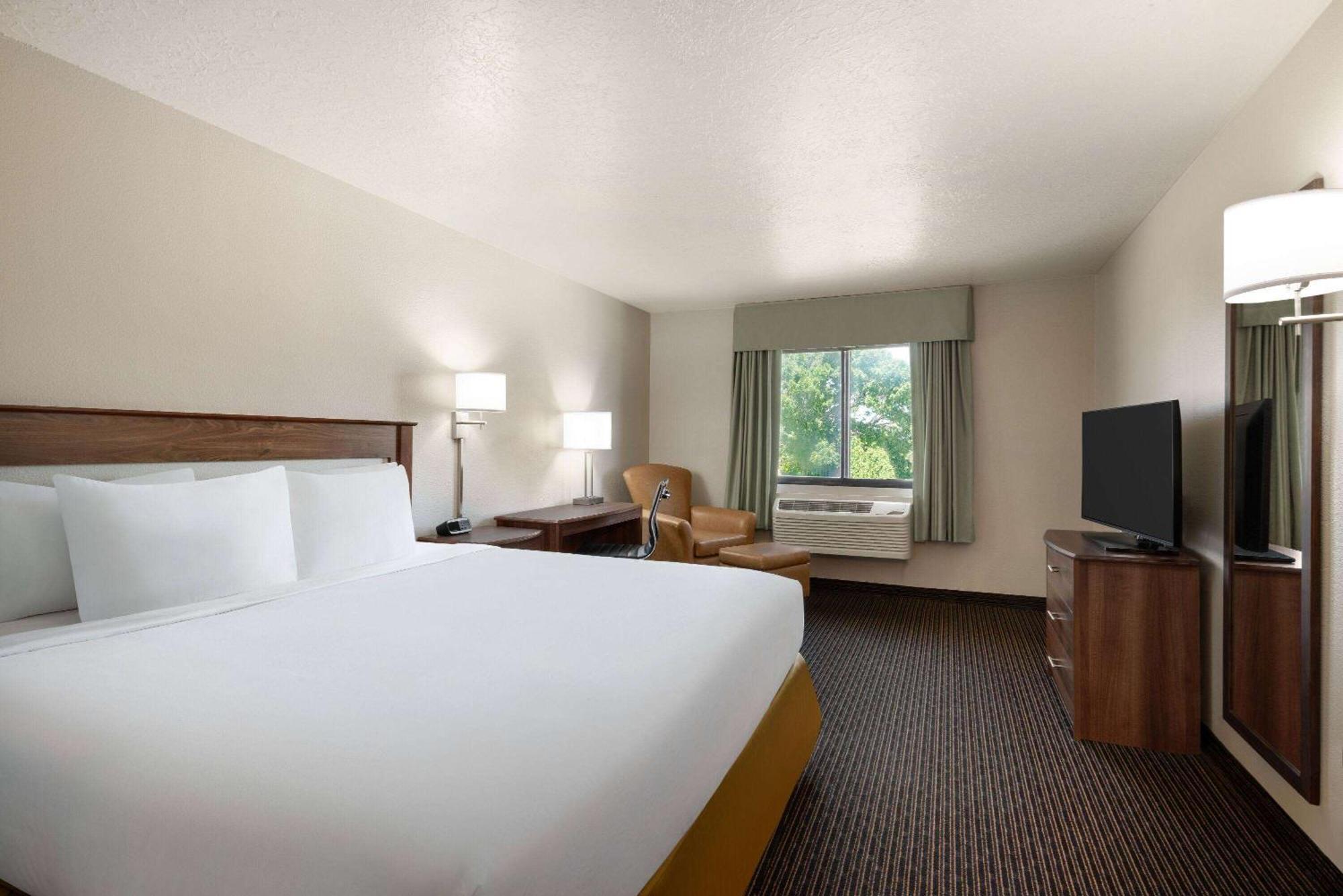 Travelodge By Wyndham Vaughn Экстерьер фото