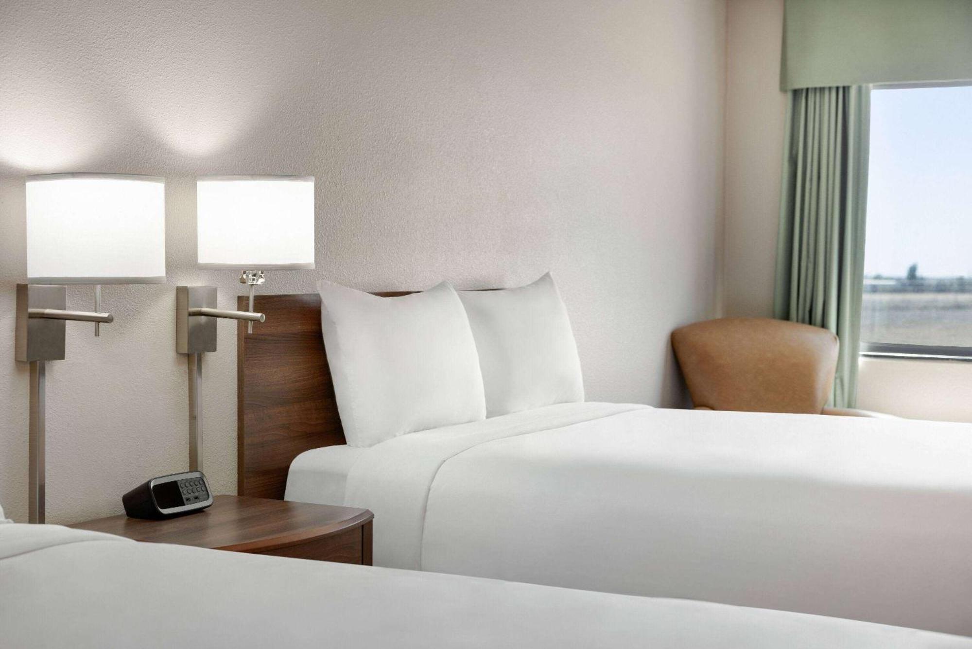Travelodge By Wyndham Vaughn Экстерьер фото